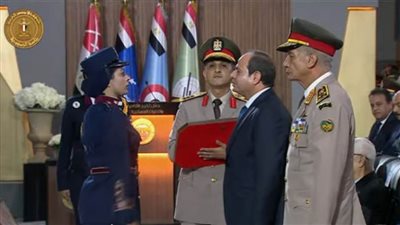 بالفيديو.. الرئيس السيسي يقلد أوائل خريجي الكليات العسكرية أنواط الامتياز