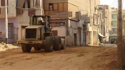 محافظ أسيوط وضع التربة الزلطية بشارع أبو الحجاج بأبوتيج تمهيدًا لرصفه وتركيب الانترلوك