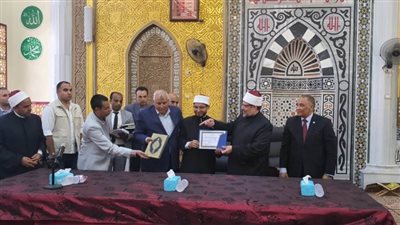 وزير الأوقاف يكرم الفائزين بمكافأة التميز الوظيفى ويمنحهم مكافأة مالية وشهادة تقدير