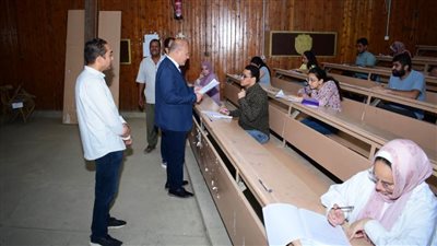 رئيس جامعة سوهاج يتابع أعمال امتحانات الفرقة السادسة بكلية الطب البشري