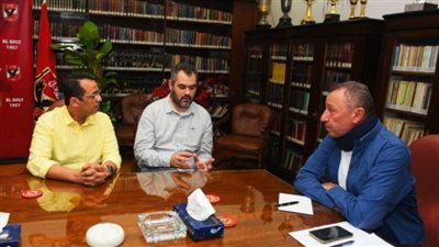الخطيب يجتمع مع أوجستي بوش مدرب سلة الأهلي