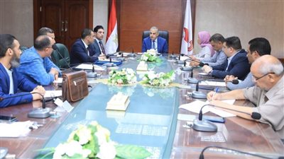 محافظ سوهاج يناقش موقف عدد من مشروعات التنمية الحضرية بالمحافظة