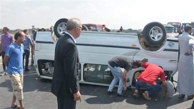 محافظ القليوبية يشهد حادث انقلاب سيارة بطريق شبرا بنها الحر