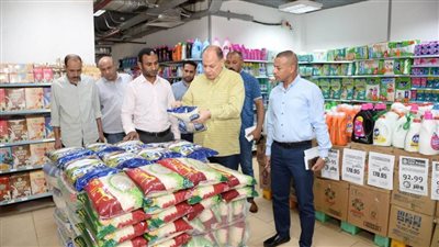 محافظ أسيوط يتفقد منافذ ومعارض بيع السلع الغذائية بأسعار مخفضة