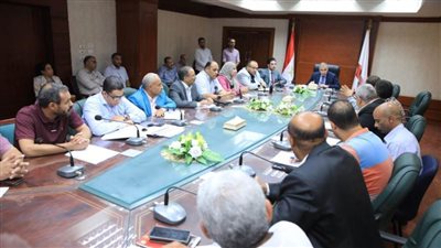 محافظ سوهاج يتابع تنفيذ مشروعات البنية التحتية للمناطق الصناعية