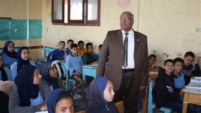 التحقيق مع إدارة مدرسة للتقصير وتكريم أخرى للانضباط ببني سويف