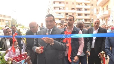 وزير التنمية المحلية ونائب محافظ البحيرة يفتتحان معرضاً للسلع الغذائية