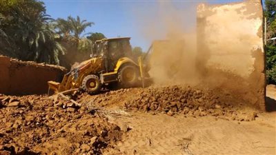 إزالة 5 منازل آيلة للسقوط بقرية الجديدة حرصا على حياة المواطنين