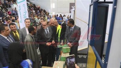 تسليم 10 أكشاك و65 قرضًا حسنًا للأسر الأكثر احتياجًا بكفرالشيخ