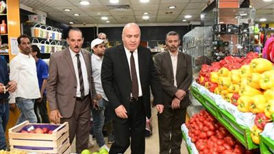 محافظ قنا يفاجئ عددا من السلاسل التجارية للاطمئنان على تخفيض الأسعار