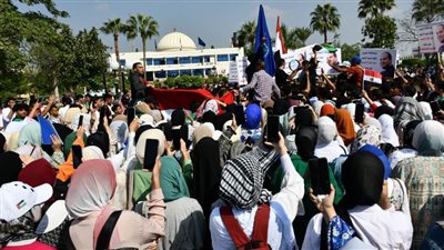 رئيس جامعة قناة السويس يتقدم مسيرة طلابية لدعم القضية الفلسطينية 