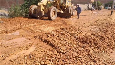 محافظ أسيوط بدء فرش التربة الزلطية بعدة طرق بالقوصية بأطوال 6 كم تمهيدًا لرصفها