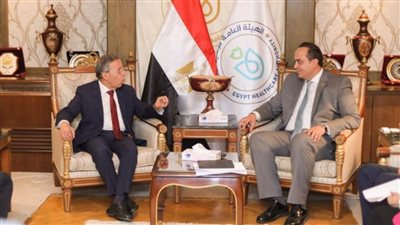 رئيس الرعاية الصحية يستقبل نقيب الأطباء الجديد