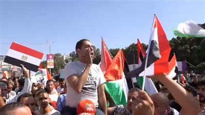 مظاهرات حاشدة أمام المنصة ضد جرائم الكيان الصهيوني ودعماً للقضية الفلسطينية