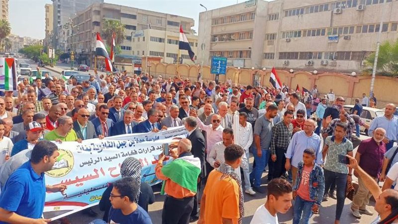 مسيرات بالآلاف من