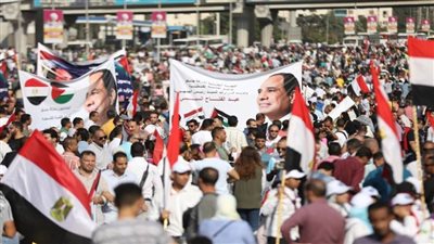 ملايين المواطنين يحتشدون في الميادين والشوارع الرئيسية تأييدا لدعم الرئيس السيسي للقضية الفلسطينية