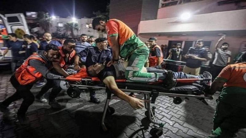 مسعف يحاول اسعاف