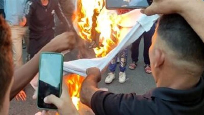 الأهالي يشعلون النيران