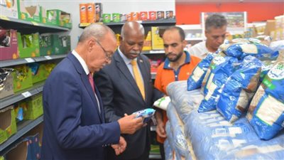 محافظ القليوبية يفاجئ المحلات للتأكد من تخفيض أسعار السلع الغذائية 