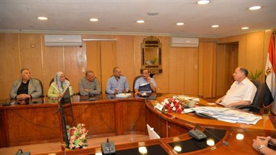 محافظ أسيوط يترأس اجتماع تذليل العقبات لاستكمال أعمال تسليم وتشغيل الشبكات بمشروعي الصرف الصحي