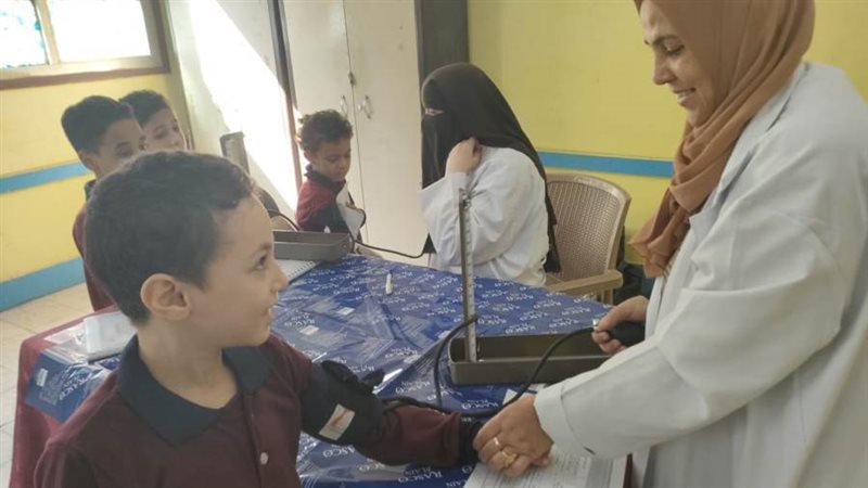 الكشف الطبى على طالب