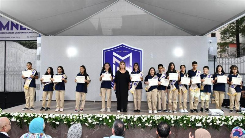 الطلاب بعد استلام