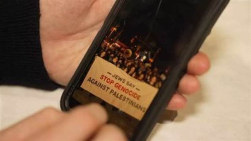 تال فريدن يعرض مظاهرة