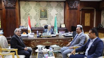محافظ المنيا يلتقي أعضاء مجلسي النواب والشيوخ لبحث مطالب المواطنين