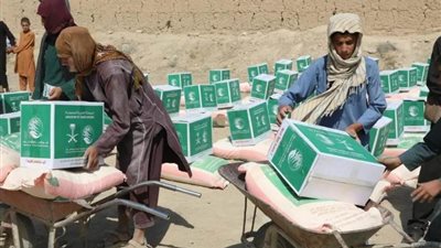 مركز الملك سلمان للإغاثة يوزع السلال الغذائية لمتضرري الزلزال والفيضانات في أفغانستان