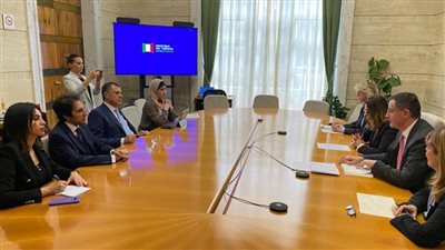 وزير السياحة والآثار يعقد اجتماعاً مع وزيرة السياحة بإيطاليا خلال زيارته الحالية للعاصمة الإيطالية روما