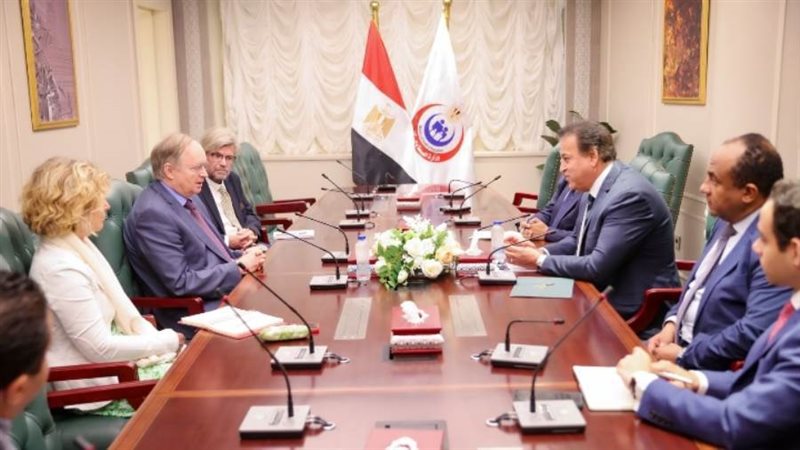 وزير الصحة وسفير