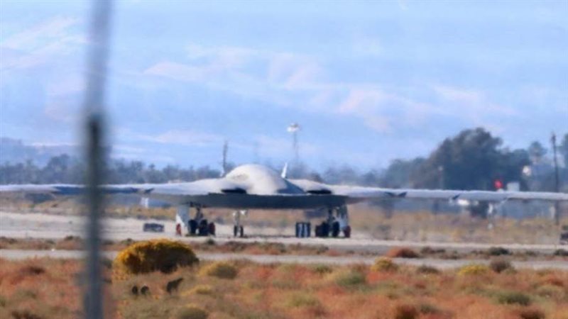 قاذفة القنابل B-21