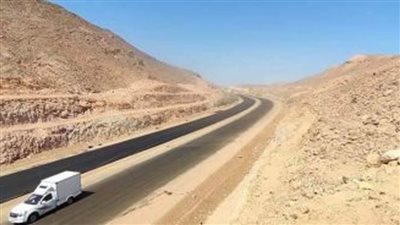 الطرق والكباري: انتظام حركة سير المركبات بطريق سفاجا  / قنا