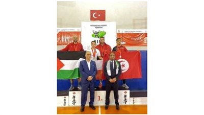 عمر شريف يتوج بذهبية بطولة العالم لكرة السرعة