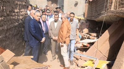 محافظ سوهاج ومدير الأمن يتفقدان موقع حادث انهيار منزل بقرية جزيرة شندويل