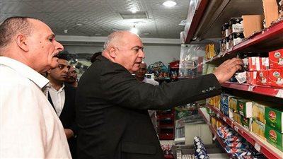 محافظ قنا يتفقد عددا من السلاسل التجارية للاطمئنان على تطبيق مبادرة تخفيض الأسعار