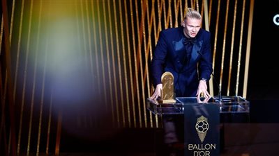 إيرلينج هالاند يتوج بجائزة 