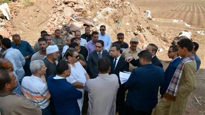 النيابة الإدارية تعاين عقار سوهاج المنهار..صور