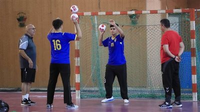 محيي صلاح يحاضر لمدربي حراس مرمى كرة اليد بالعراق