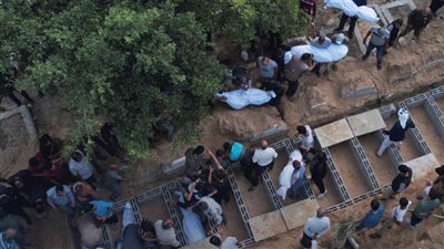 عاجل.. العدو الإسرائيلي يقتل عمال دفن الموتي في مقبرة 