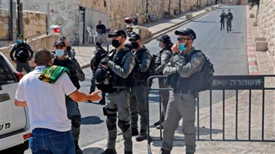 الاحتلال الإسرائيلي يمنع المُصلين من الوصول إلى الأقصى ويعتدي عليهم خارجه