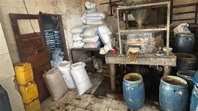 ضبط طن فول سوداني فاسد في مخزن ببنها