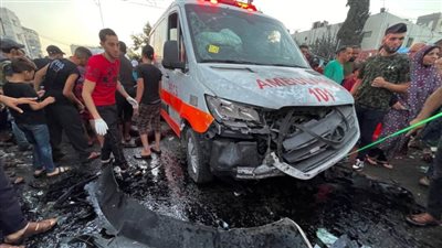 أطباء يعالجون المرضى على أضواء الهواتف بعد انقطاع الكهرباء بمستشفى الشفاء بغزة