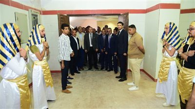 رئيس جامعة سوهاج يشيد بإبداع الطلاب في استنساخ بعض التماثيل