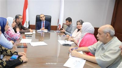 نائب محافظ سوهاج يعقد اجتماعًا مع فريق مبادرة «القرية الخضراء»