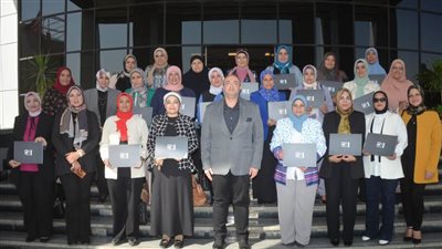  محافظ بني سويف يُسلم شهادات اجتياز البرنامج التدريبي (تأهيل القيادات النسائية)