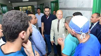 رئيس جامعة سوهاج يطمئن على الوضع الصحي للطلاب للمصابين خلال حادث سير