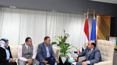 محافظ أسوان يشيد بجهود معهد بحوث التناسليات الحيوانية في تنفيذ القافلة العلاجية البيطرية