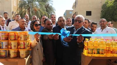 محافظ الوادي الجديد يفتتح المعرض السنوي للسياحة والتسوق  