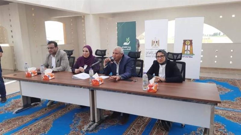 وزيرة التضامن تسلم